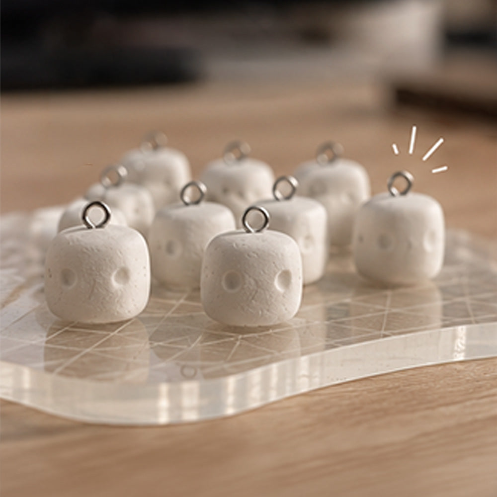 Handgemachte Matcha Mallow Anhänger auf einer Arbeitsfläche