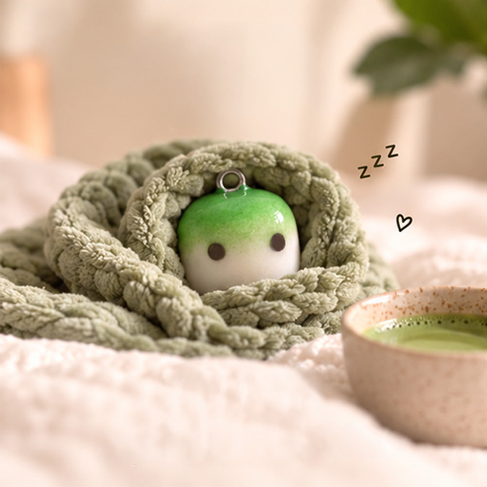 Kleiner handgemachter Matcha Anhänger an einem Schlüsselbund
