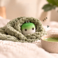 Kleiner handgemachter Matcha Anhänger an einem Schlüsselbund