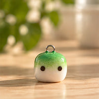 Grüner Matcha Mallow Charm auf einem Holztisch