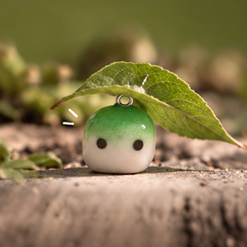 Grüner Matcha Mallow Charm in einer natürlichen Umgebung