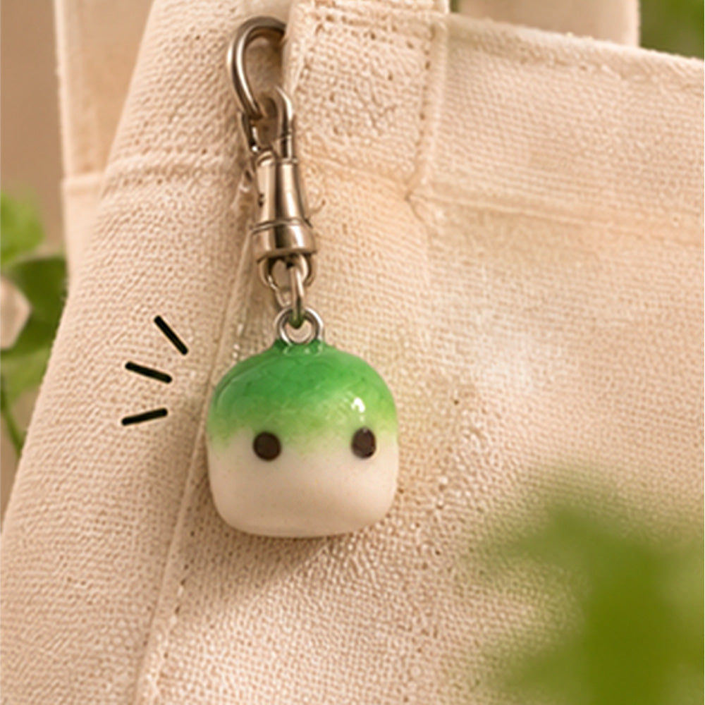 Handgemachter Matcha Charm an einer beigefarbenen Stofftasche