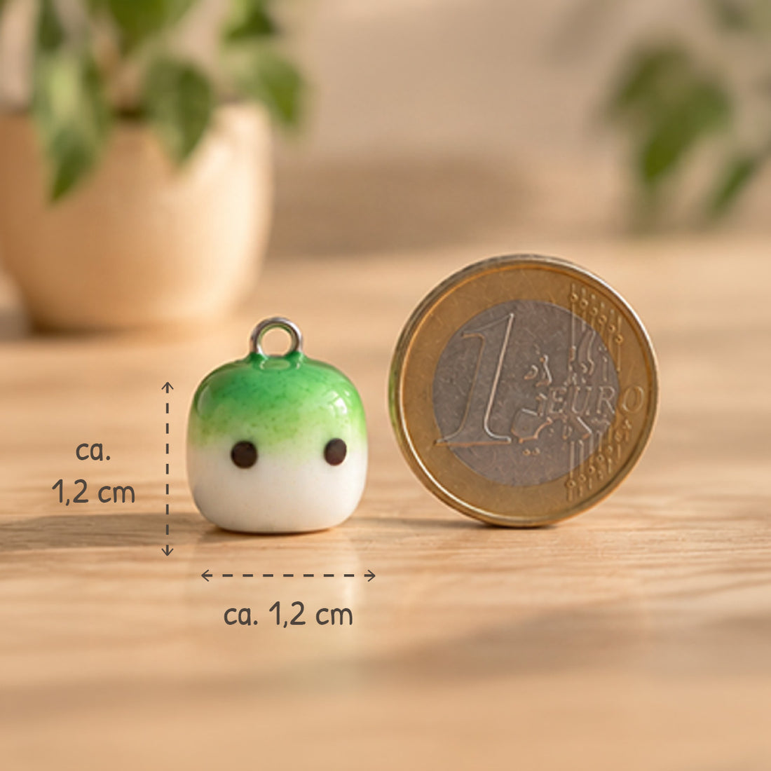 Größenvergleich des winzigen Matcha Mallow Charms mit einer Münze