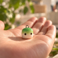 Winziger handgemachter Matcha Mallow Charm auf einer Hand