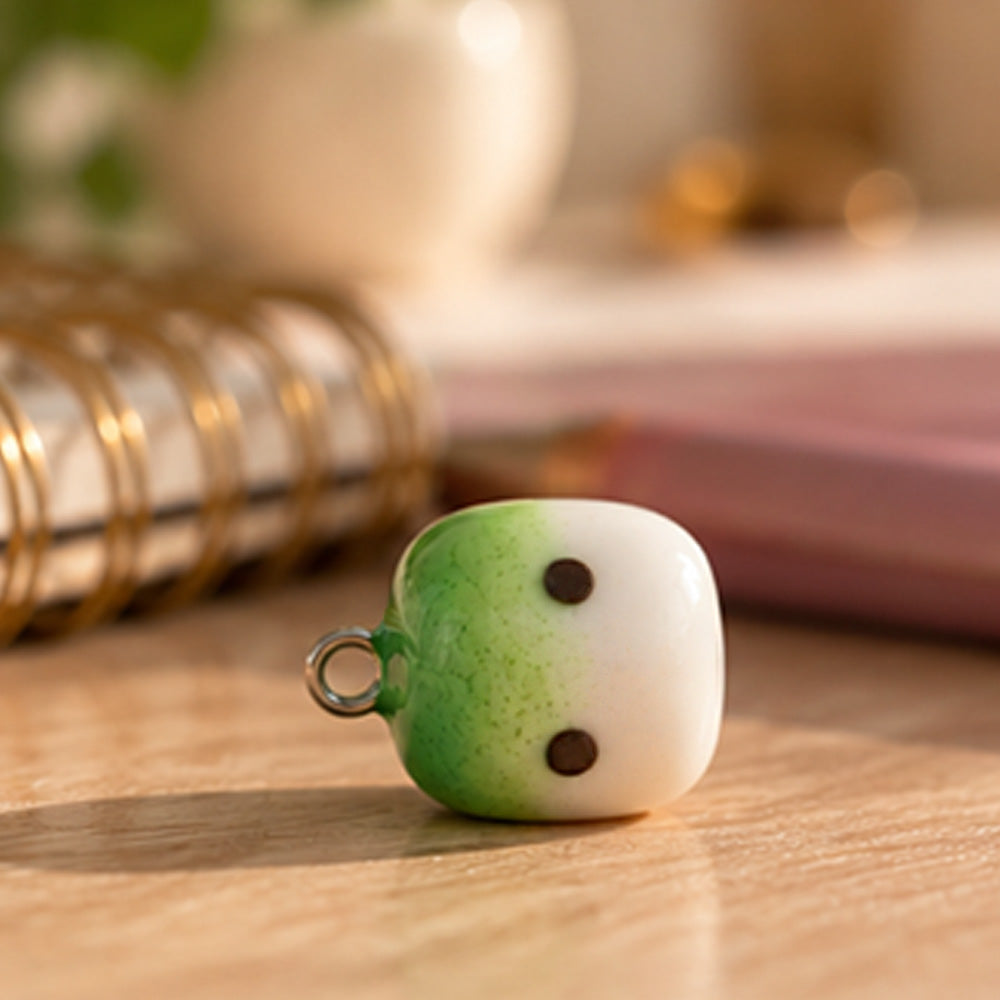 Kleiner Matcha Mallow Charm als Taschenanhänger