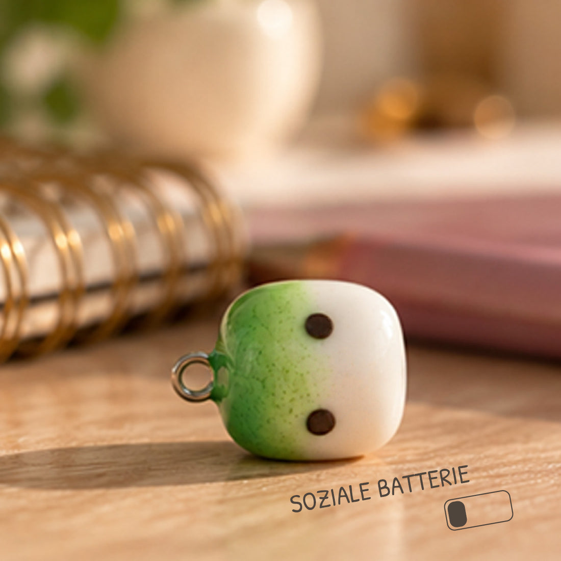 Matcha Mallow Anhänger an einer Tasche im Alltag