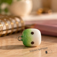 Matcha Mallow Anhänger an einer Tasche im Alltag